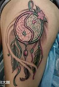 Patrón de tatuaje de Dreamcatcher de pernas