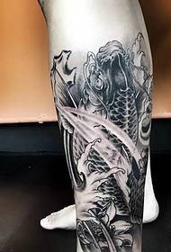 disegno del tatuaggio calamari in bianco e nero attivo nel polpaccio