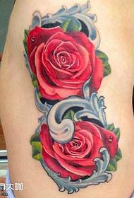 Prekrasan svijetli uzorak tetovaže ruža na nogama