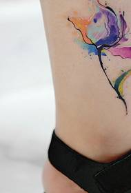 Tá cos naked seacht bpatrún tattoo bláth dath an-íogair