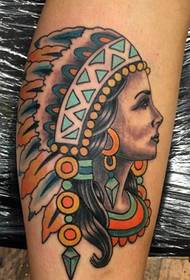 Imagen de tatuaje de retrato de personaje indio de estilo tradicional en la pantorrilla