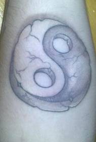 gumbo yin uye yang makuhwa tattoo mufananidzo