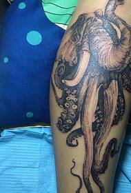 disegno del tatuaggio classico polpo tradizionale gamba bianco e nero