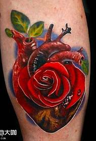disegno del tatuaggio cuore gamba rosa