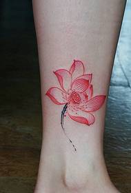 Delikatny i piękny wzór tatuażu lotosu, który spada na łydkę