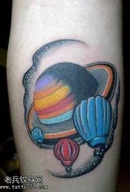 vzorec tatoo na nogah planet