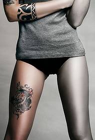 малюнок сексуальний жіночий тотем тасьму та татуювання кальмарів на ногах