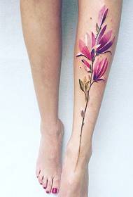 patrón de tatuaxe de flores brillantes e fermosas no exterior da perna