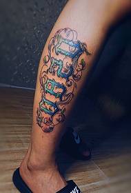 „Chicano“ skaitmeninė gėlių tatuiruotės tatuiruotė blauzdose