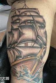Model de tatuaj cu barca piciorului