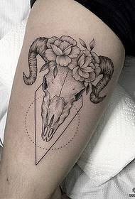 lårgeometri blomsterantilope Sting tatoveringsmønster