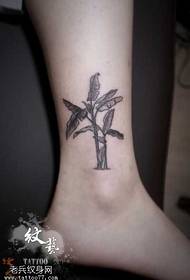 Padrão de tatuagem de árvore de perna