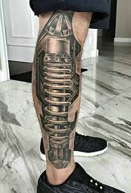 Sehr dominierend ist das mechanische 3D-Tattoo-Muster an der Außenseite des Beins
