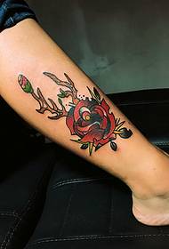 il disegno del tatuaggio rosa sul polpaccio è molto bello