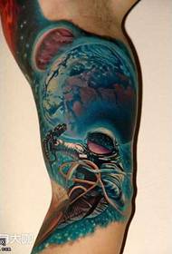 Arm Earth tetoválás minta