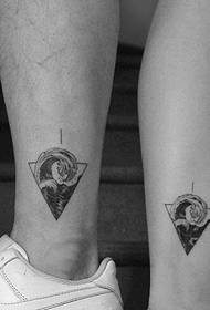 disegno del tatuaggio totem coppia geometrica personalità polpaccio