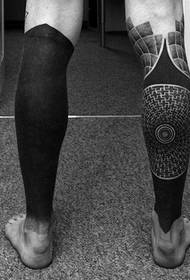 noga plemenskog stila tajanstveni uzorak tetovaža