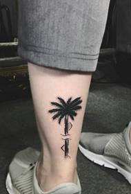 Таттоо тетоважа са кокосовим дрветом на бочној нози