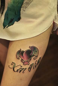 Kageulisan kaki seksi leutik sareng bergaya cinta tattoo gambar tato