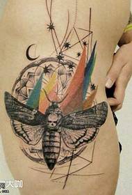 Modello di tatuaggio di farfalla legna moth leg