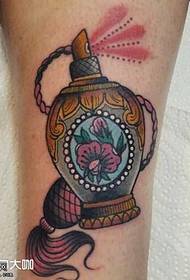 disegno del tatuaggio del profumo della gamba