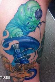 modello di tatuaggio bruco gamba