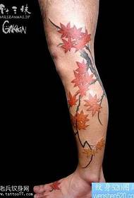 нога убава класична боја тетоважа шема на јавор