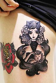 Tatuiruotės tatuiruotė su gražia mergina ir kačiuku šlaunyje