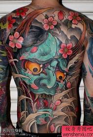 A colori, se le opere del tatuaggio sono condivise dallo spettacolo del tatuaggio