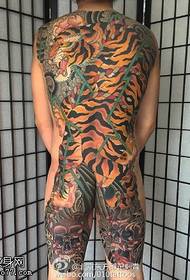 Padrão de tatuagem de totem de tigre nas costas