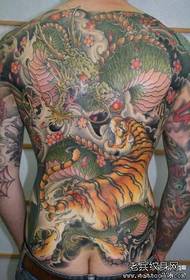 Muška leđa su super cool i dominirajuća puna uzorka tetovaže zmajeva i tigra