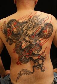 Plena malantaŭa tatuaje dominita sur la dorso de viro