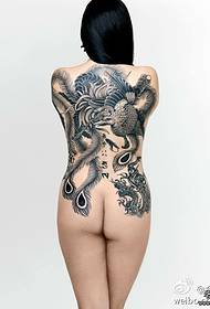 Usa ka babaye nga puno sa itom ug puti nga pattern sa tattoo sa phoenix