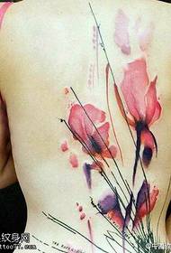 Krásné kvetoucí inkoustové tetování na zádech