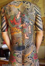 Ευρωπαίους και Αμερικανούς άνδρες όμορφος τύπος τατουάζ ψάρι koi