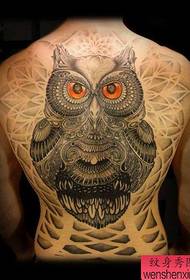 un modello del tatuaggio del gufo della schiena piena