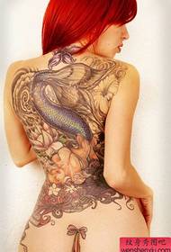 Femeie plină de model tatuat de sirenă colorată