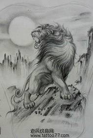 Dominējošs pilna muguras lauva tetovējuma manuskripts