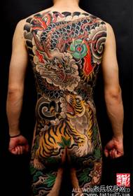 Recomenda un antigo traballo tradicional de tatuaxe de tigre