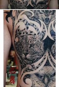 Super dominant tatoeagepatroon met wolf en wolf
