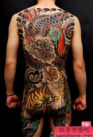 Empfehlen Sie ein altes traditionelles Tiger-Tattoo mit vollem Rücken