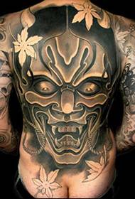 Tatuaggio classico maschile con schiena piena