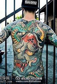 Velik hrbtni vzorec tetovaže prajna