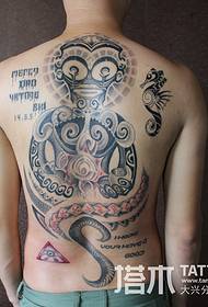 Мушка тетоважа ванземаљаца с пуним леђима