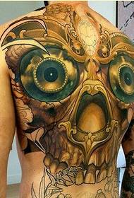 Asmenybės, dominuojančios visu nugaros tatuiruotės modeliu, kad galėtų mėgautis nuotraukomis