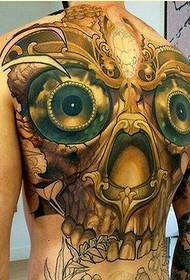 Modello di tatuaggio con schiena piena e prepotente per ammirare le foto