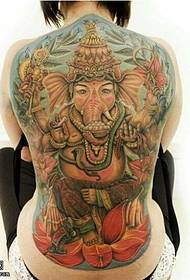 Nainen, jolla on värikäs selkä kuin jumalahahmo, jakaa tatuointinäytöllä.
