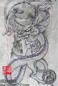 Hermoso manuscrito de tatuaje de dragón de espalda completa