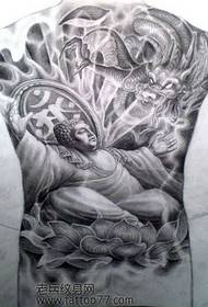 Ukubusa okuphezulu kwe-Buddha yesandla emuva nodrako we-dragon tattoo