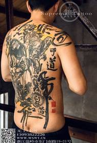 Атмосферные величественные колокольчики с татуировками на спине